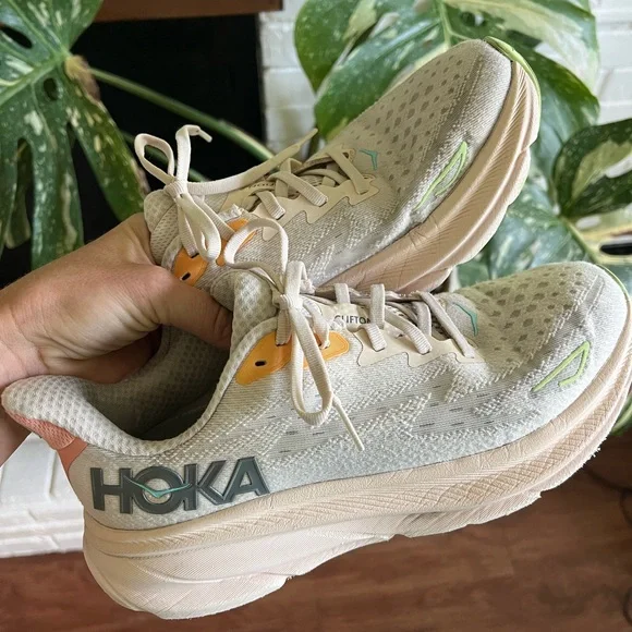 HOKA - Clifton 9 Vanilla / Astral Running Shoes - Picture 6 of 13